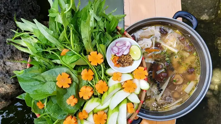 Lẩu Gà Nấu Măng Chua