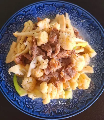Thịt Bò Xào Bông Cải Trắng
