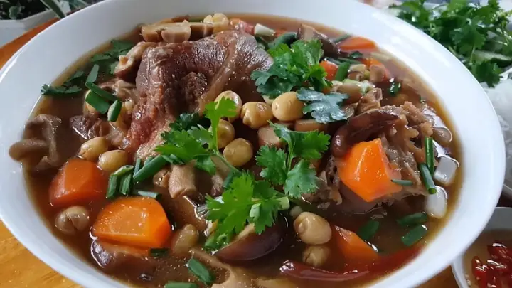 Thịt Heo Hầm Hạt Sen