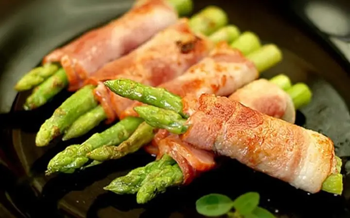 Thịt Xông Khói Cuộn Măng Tây