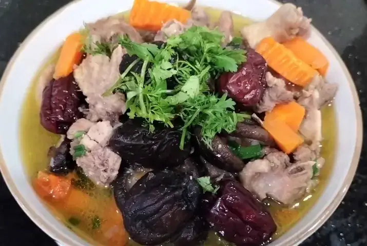 Vịt Hầm Hạt Sen Táo Đỏ